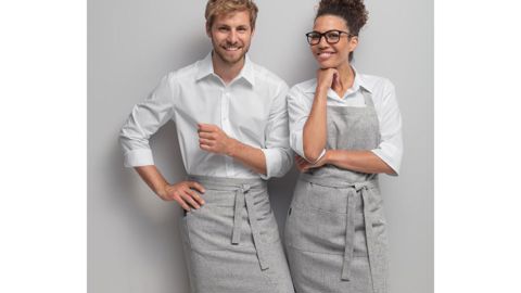 L’ajout d’un tablier suffit à donner du style à une tenue (ici,  tabliers Mora de Jobeline).